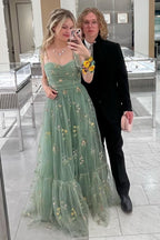 Vestido de fiesta largo con escote en forma de corazón y bordado