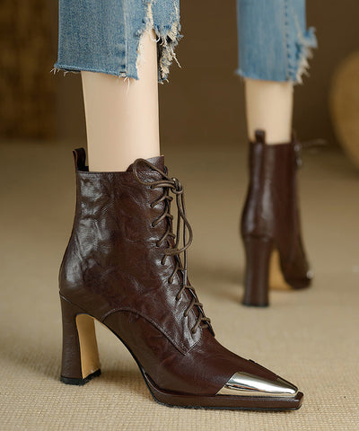 Modische braune Stiefel mit gekreuzten Riemen und klobigem Absatz 