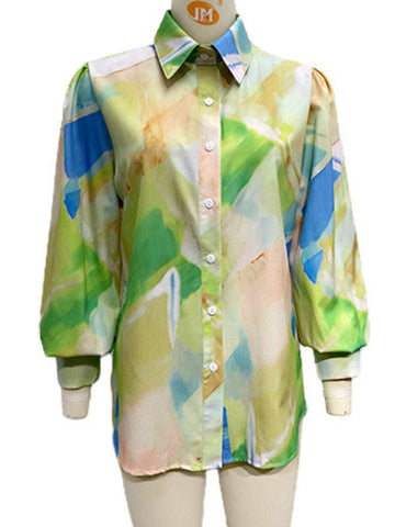 Blusas y camisas de manga larga sueltas con botones y solapa con estampado de colores en contraste. 