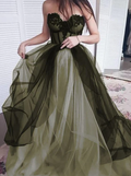Vestido de noche largo con escote en forma de corazón en color verde artístico