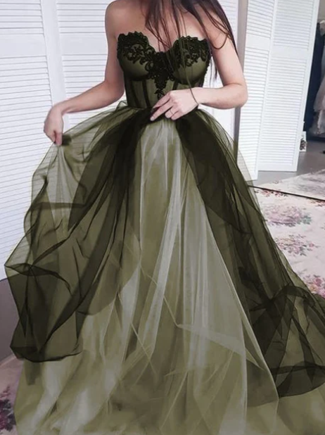 Vestido de noche largo con escote en forma de corazón en color verde artístico