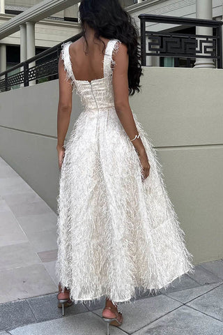 Feenhafter und attraktiver Look, flauschiges Midikleid aus Quastenstoff mit quadratischem Ausschnitt 