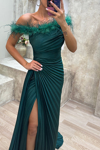 Spektakuläres Maxikleid mit plissiertem Federbesatz und One-Shoulder-Schlitz 