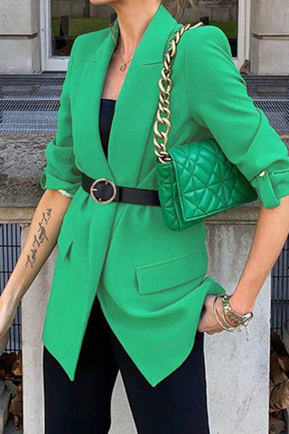 Elegante Oberbekleidung im britischen Stil mit Gürtel und Umschlagkragen 