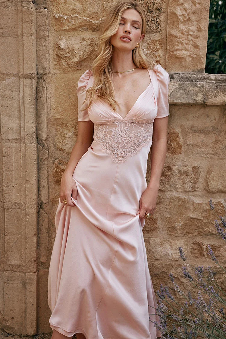 Vestido largo de noche elegante de satén sedoso, plisado, con escote en V profundo y mangas abullonadas con encaje y cola de pez