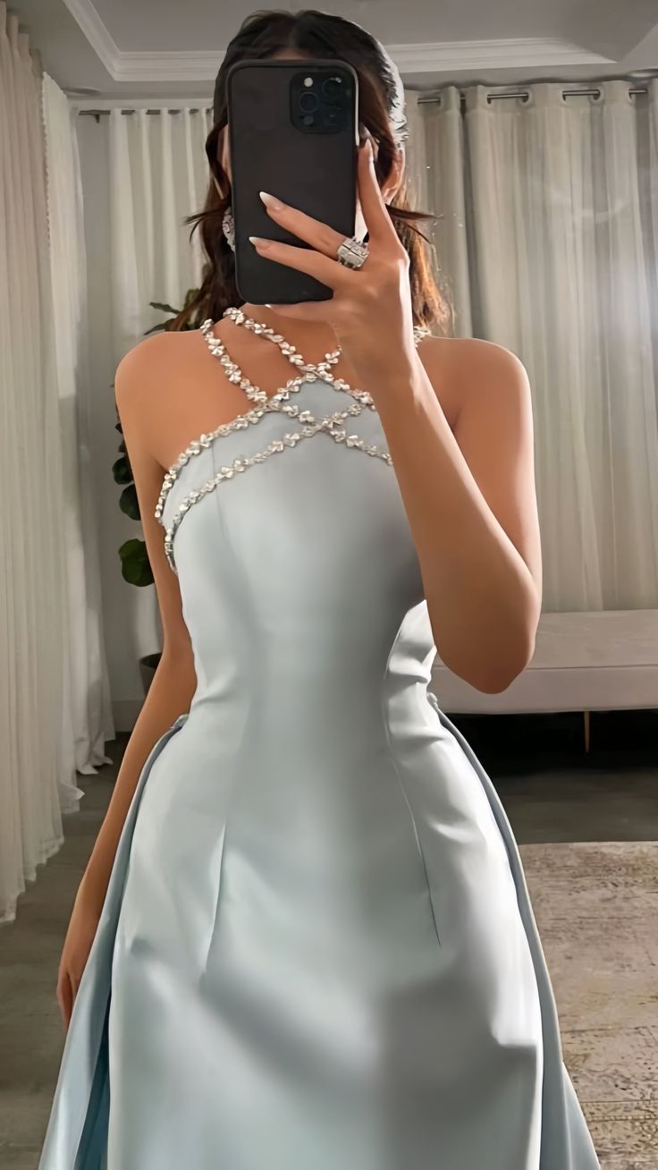 Elegante vestido de fiesta de sirena en azul bebé con cuello de cuentas