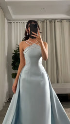 Elegante vestido de fiesta de sirena en azul bebé con cuello de cuentas