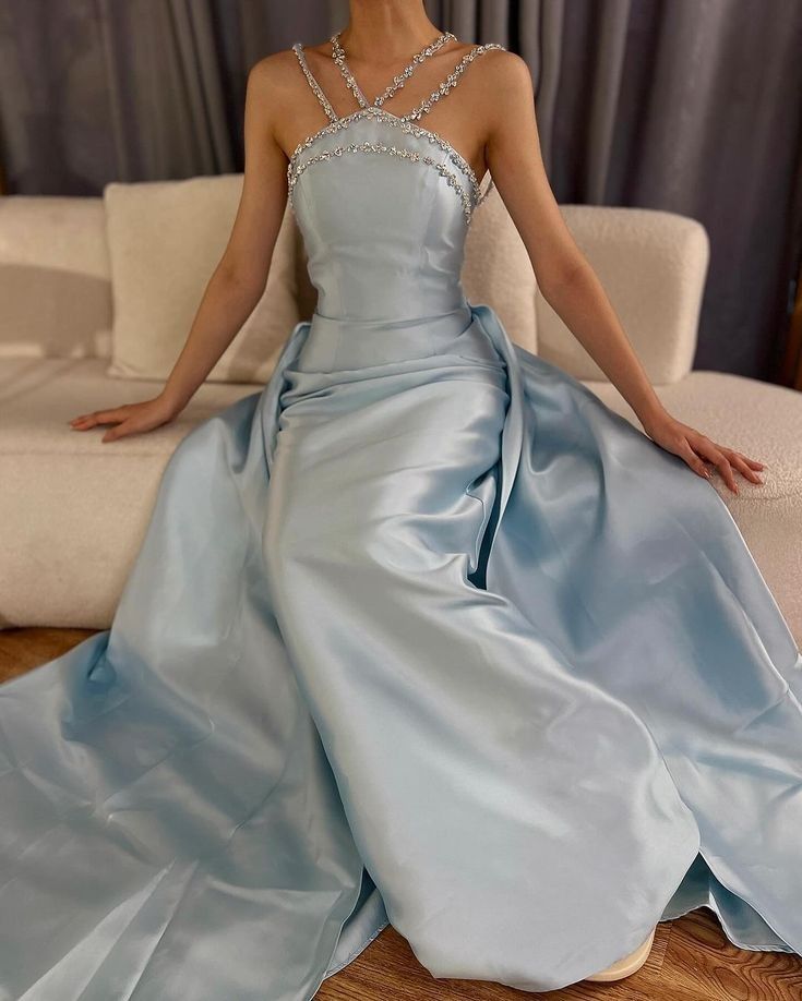 Elegante vestido de fiesta de sirena en azul bebé con cuello de cuentas