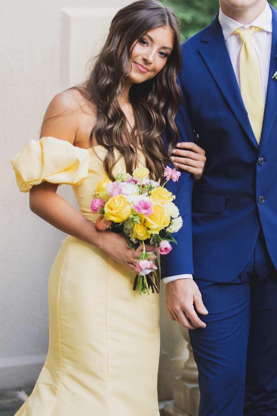 Elegante vestido de fiesta largo de satén sin tirantes tipo sirena con pliegues y mangas