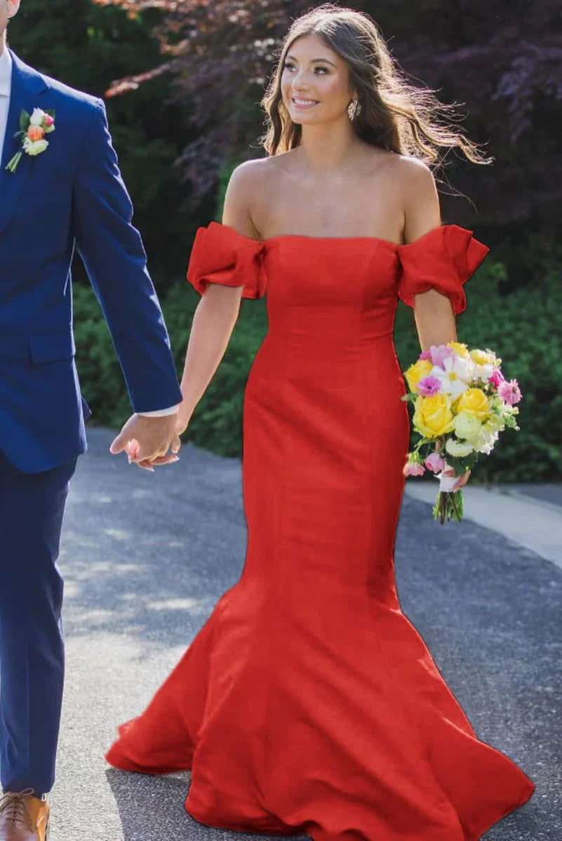 Elegante vestido de fiesta largo de satén sin tirantes tipo sirena con pliegues y mangas