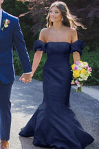 Elegante vestido de fiesta largo de satén sin tirantes tipo sirena con pliegues y mangas