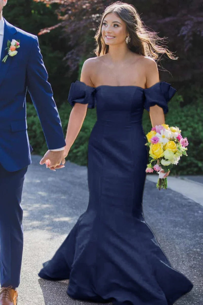Elegante vestido de fiesta largo de satén sin tirantes tipo sirena con pliegues y mangas