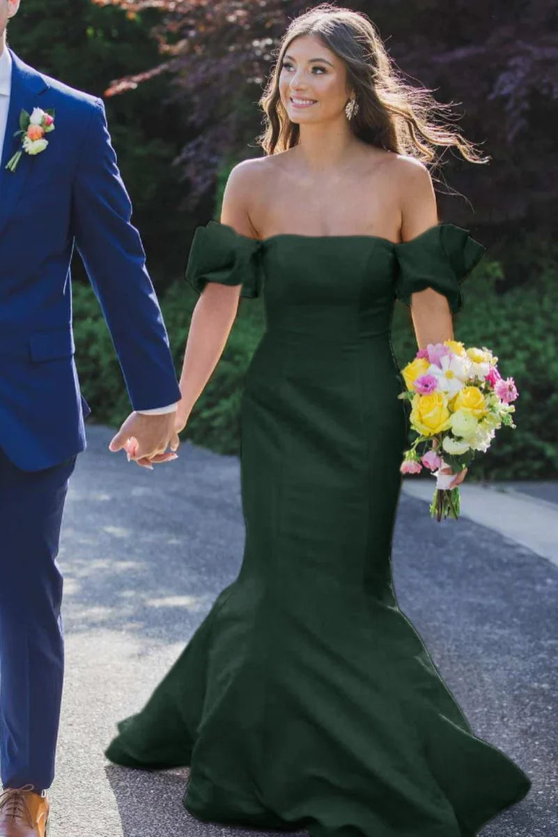 Elegante vestido de fiesta largo de satén sin tirantes tipo sirena con pliegues y mangas