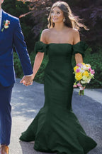 Elegante vestido de fiesta largo de satén sin tirantes tipo sirena con pliegues y mangas
