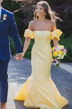 Elegante vestido de fiesta largo de satén sin tirantes tipo sirena con pliegues y mangas