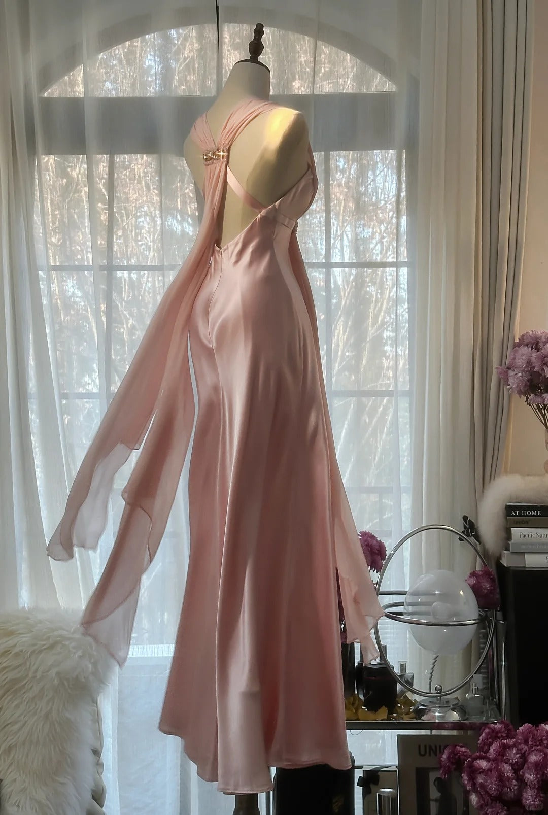 Elegantes, schlichtes, langes, rosafarbenes Chiffon-Abendkleid mit V-Ausschnitt