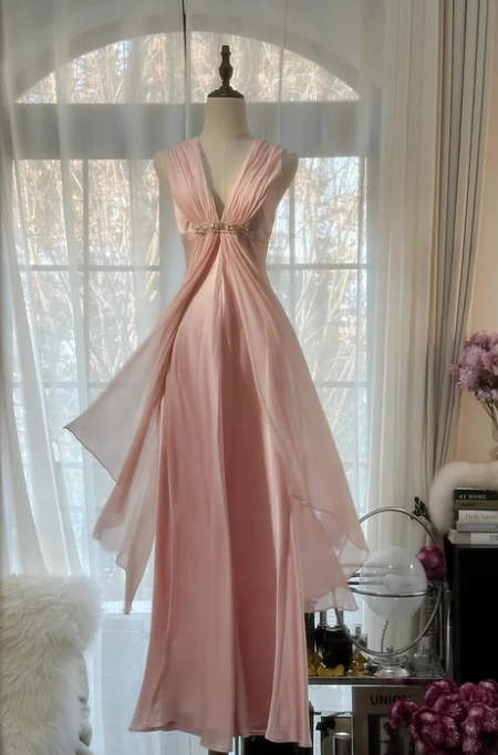 Elegantes, schlichtes, langes, rosafarbenes Chiffon-Abendkleid mit V-Ausschnitt