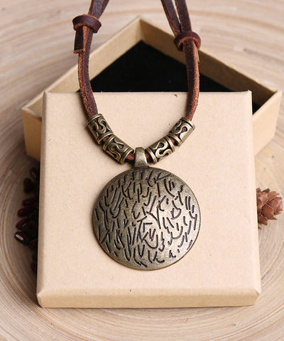 Collar vintage con colgante de cuerda de cuero de aleación marrón 