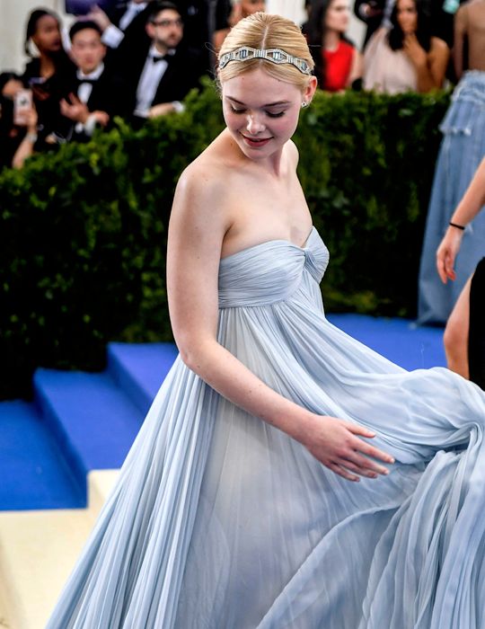 Elegantes vestidos de fiesta sin tirantes, fruncidos y con espalda descubierta