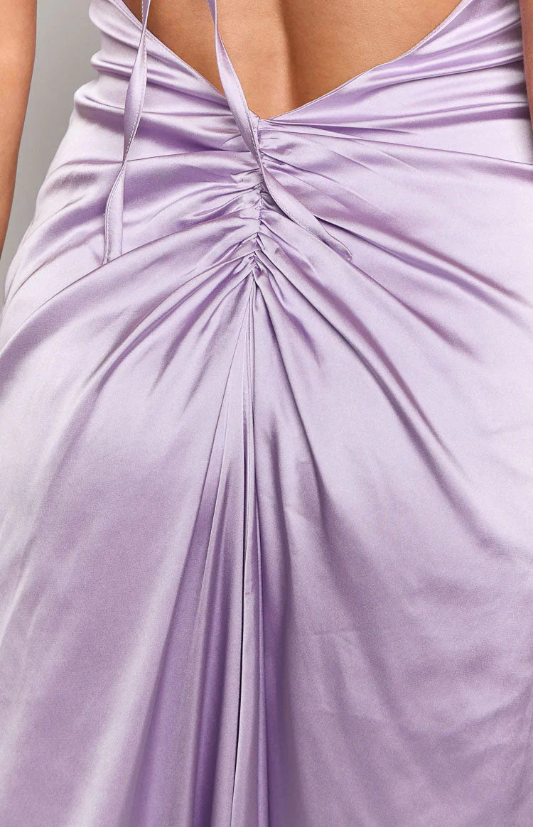 Sexy lilafarbenes, rückenfreies Maxikleid aus Satin mit Spaghettiträgern und Raffungen – perfekt für den Abschlussball
