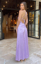 Sexy lilafarbenes, rückenfreies Maxikleid aus Satin mit Spaghettiträgern und Raffungen – perfekt für den Abschlussball