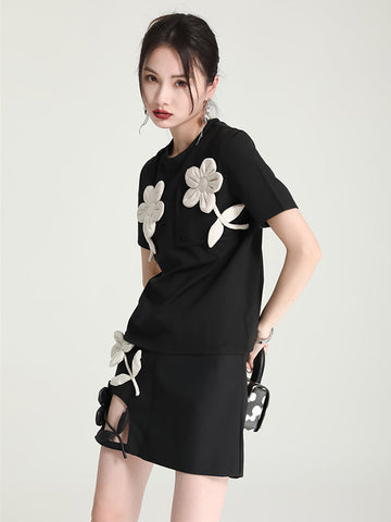Camiseta original con apliques elegantes y colores contrastantes 
