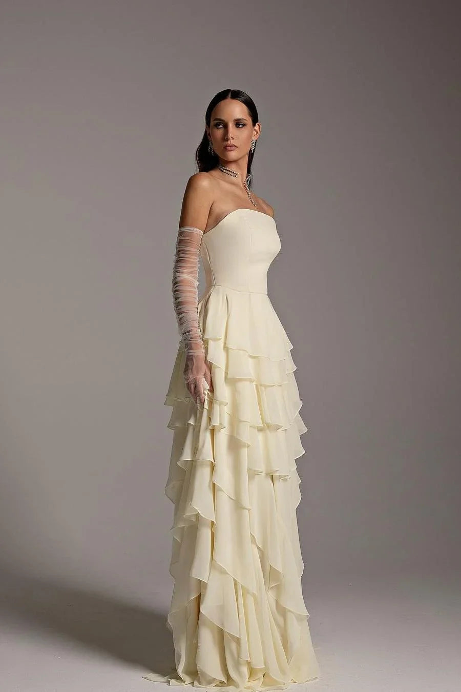 Bezauberndes, trägerloses, ärmelloses, langes Rüschen-Abendkleid mit Handschuhen