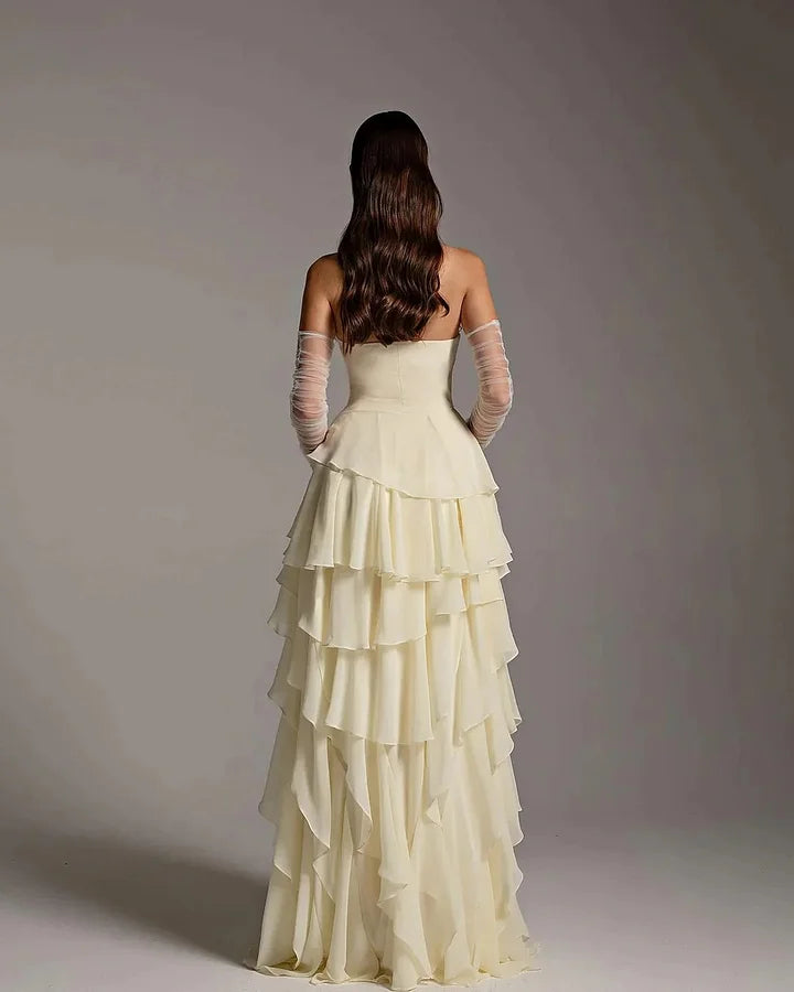 Bezauberndes, trägerloses, ärmelloses, langes Rüschen-Abendkleid mit Handschuhen