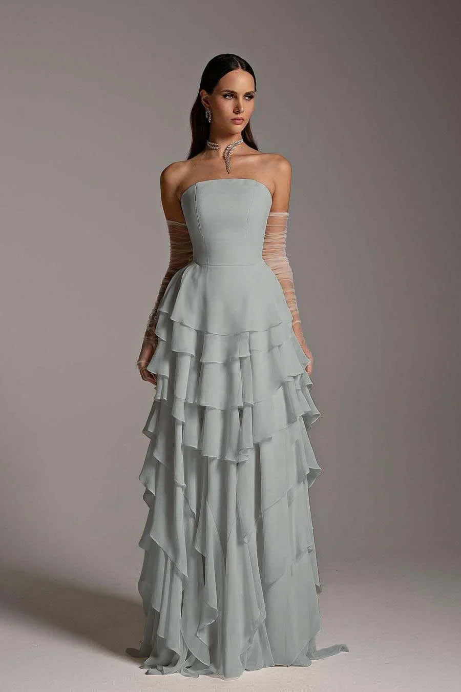 Bezauberndes, trägerloses, ärmelloses, langes Rüschen-Abendkleid mit Handschuhen