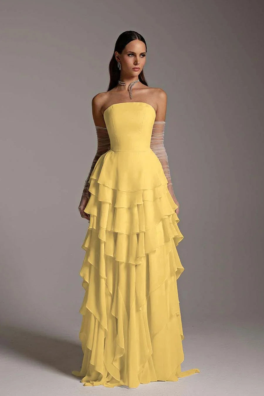Bezauberndes, trägerloses, ärmelloses, langes Rüschen-Abendkleid mit Handschuhen
