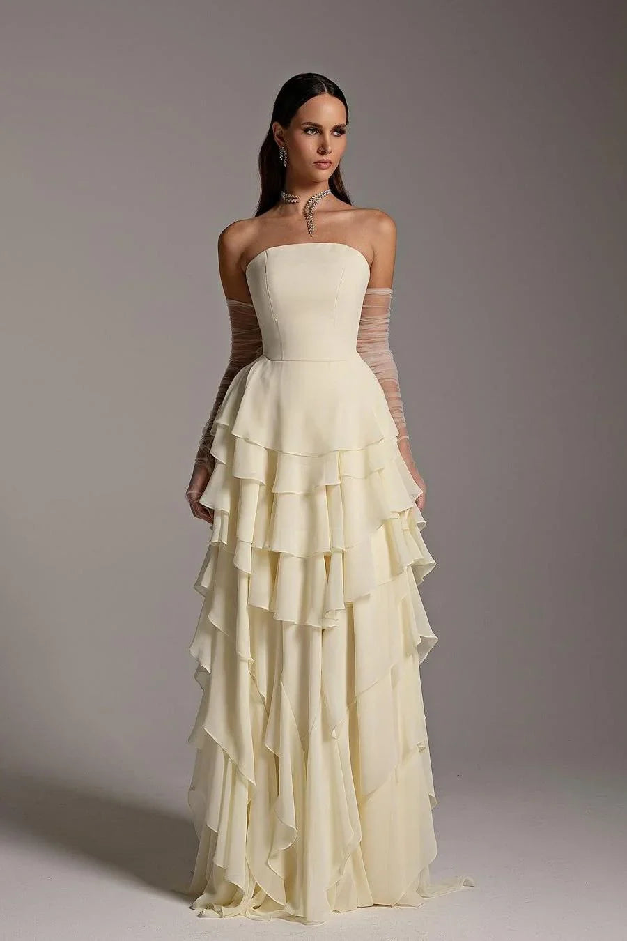 Bezauberndes, trägerloses, ärmelloses, langes Rüschen-Abendkleid mit Handschuhen