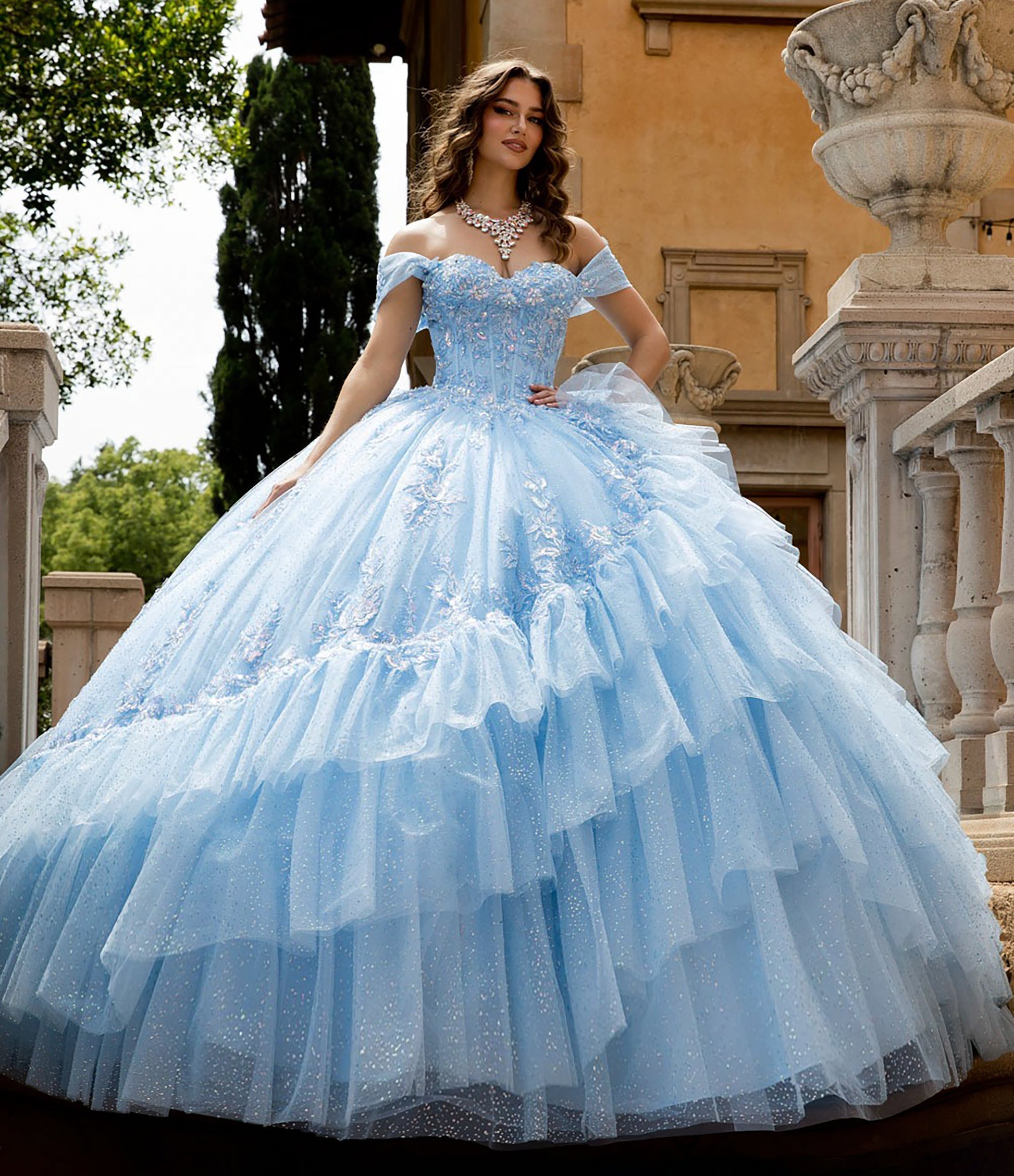 Elegante vestido de gala de tul brillante con hombros descubiertos, corsé de lentejuelas y cola catedral