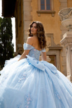 Elegante vestido de gala de tul brillante con hombros descubiertos, corsé de lentejuelas y cola catedral