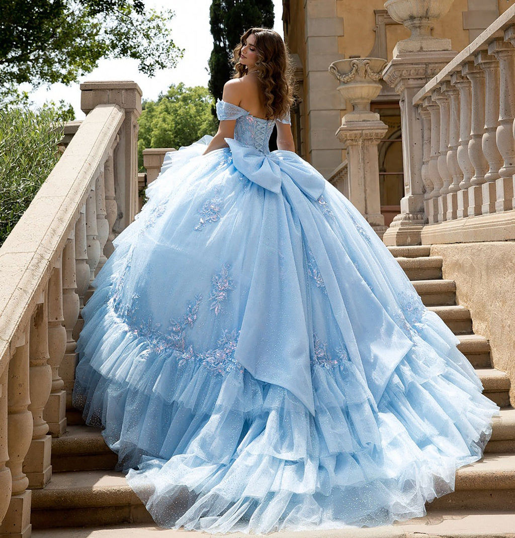 Elegante vestido de gala de tul brillante con hombros descubiertos, corsé de lentejuelas y cola catedral