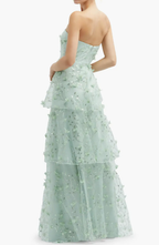 Elegantes, paillettenbesticktes, trägerloses Stufenkleid für den Abschlussball