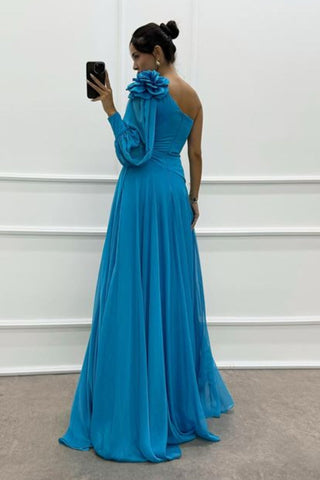 Abendkleid mit einem Ärmel und Schulterdetail
