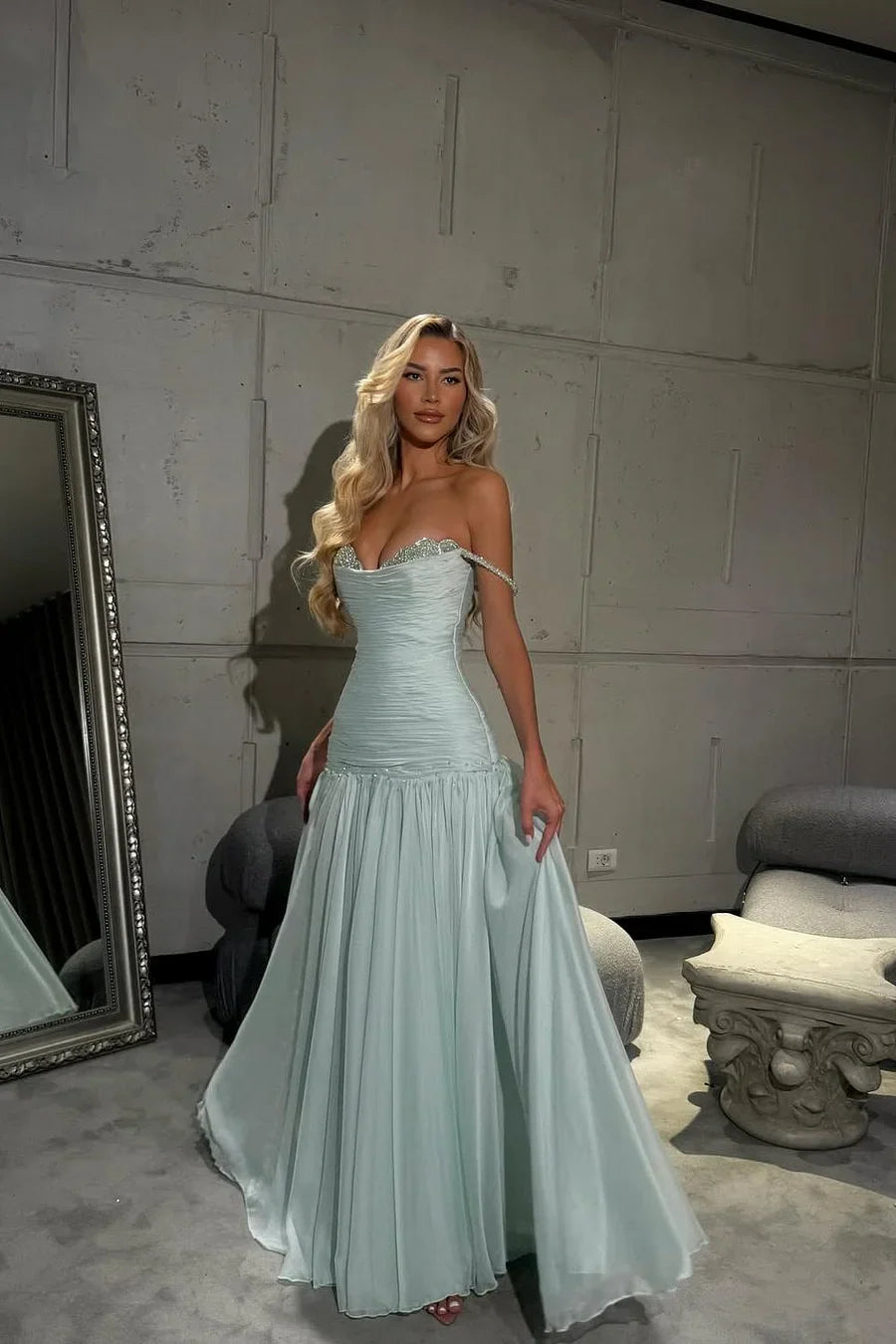 Elegantes, trägerloses, ärmelloses, langes Chiffon-Abendkleid mit Falten