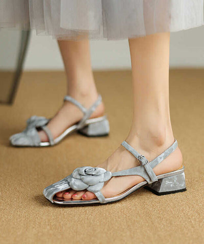 Sandalias gruesas con hebilla y flores huecas de seda sencillas 