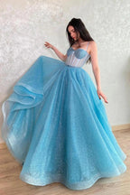 Vestido de fiesta largo azul claro con tirantes finos y apliques brillantes