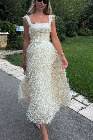 Feenhafter und attraktiver Look, flauschiges Midikleid aus Quastenstoff mit quadratischem Ausschnitt 