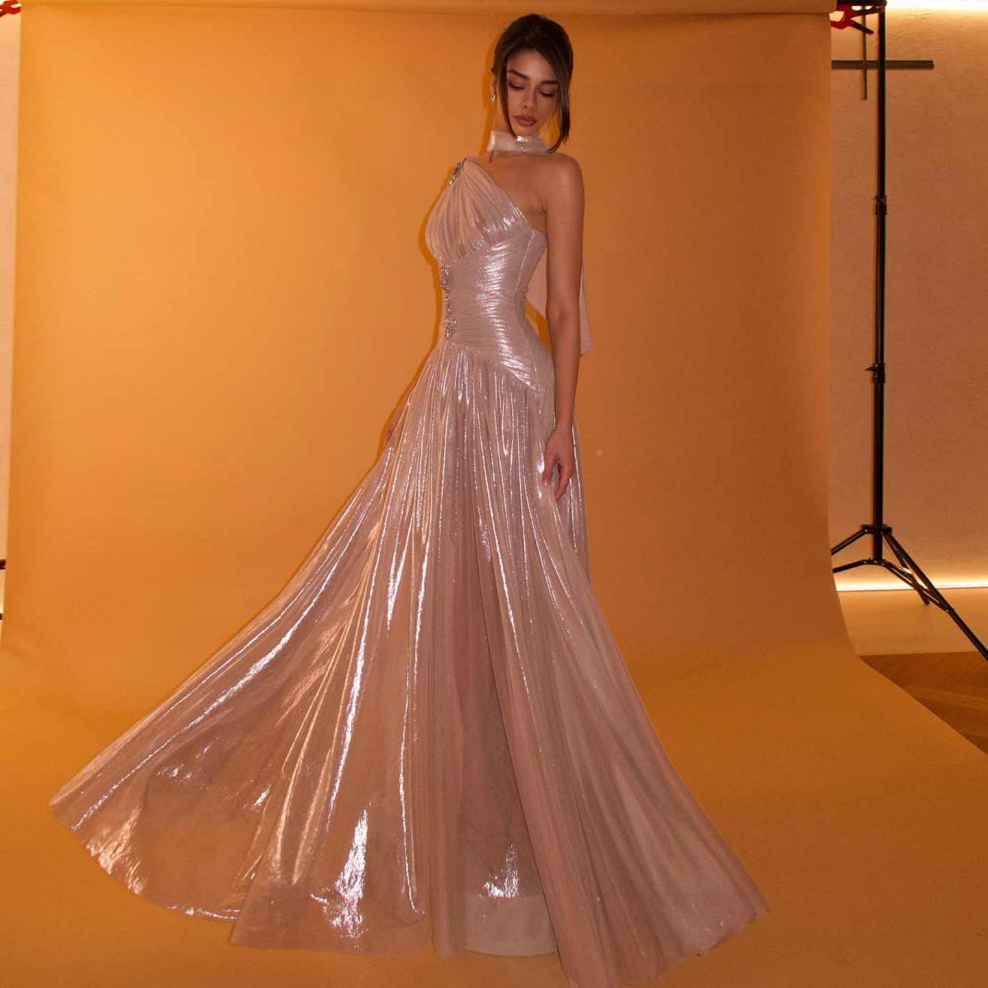 Elegantes, roségoldenes One-Shoulder-Abendkleid mit Schal und Faltenrock für Damen, ideal für Hochzeiten, Partys und Abschlussbälle