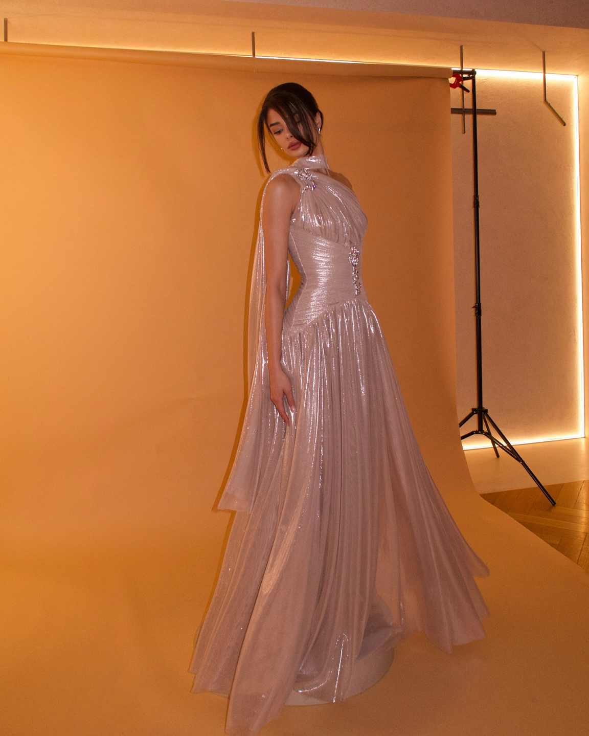 Elegantes, roségoldenes One-Shoulder-Abendkleid mit Schal und Faltenrock für Damen, ideal für Hochzeiten, Partys und Abschlussbälle