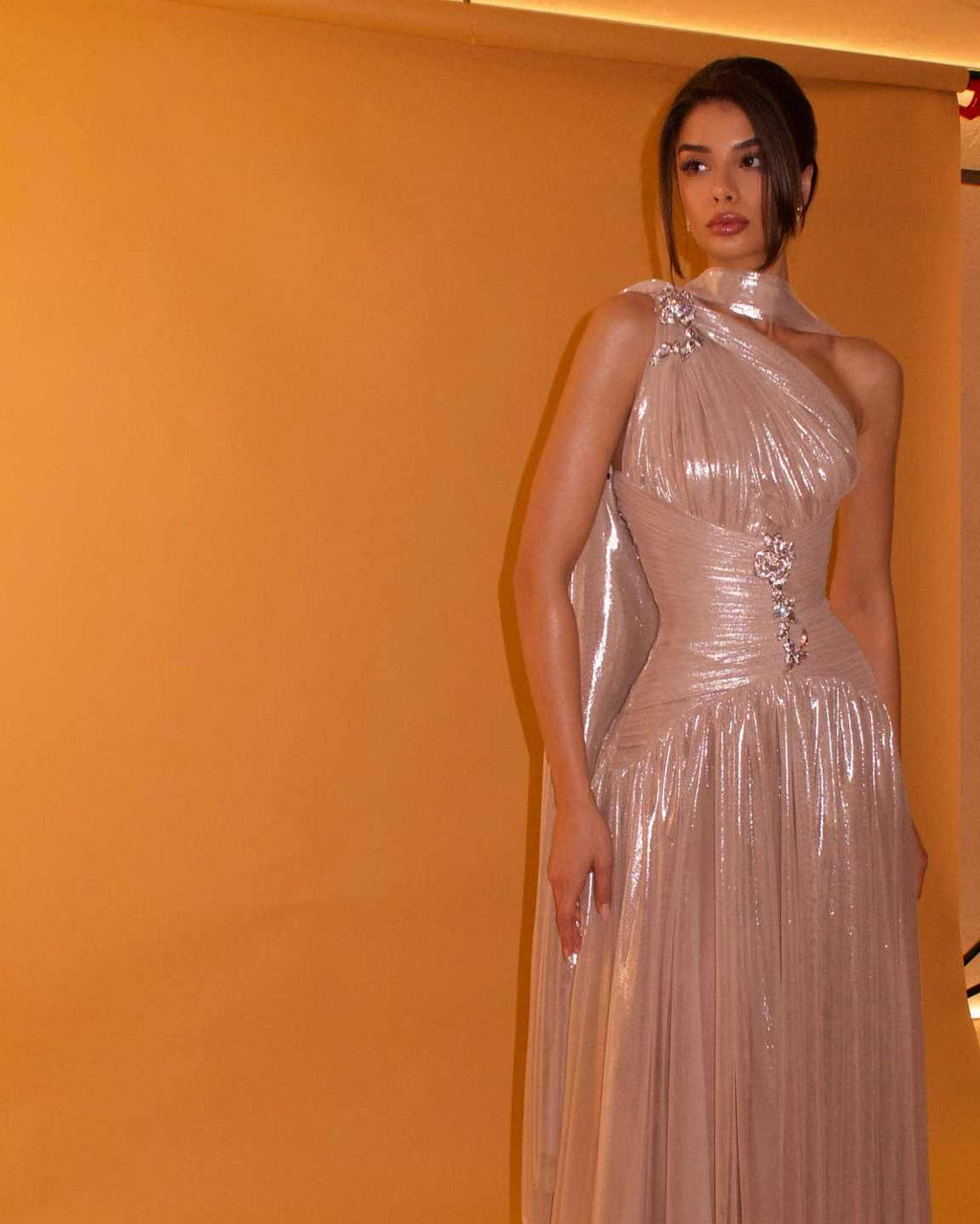 Elegantes, roségoldenes One-Shoulder-Abendkleid mit Schal und Faltenrock für Damen, ideal für Hochzeiten, Partys und Abschlussbälle