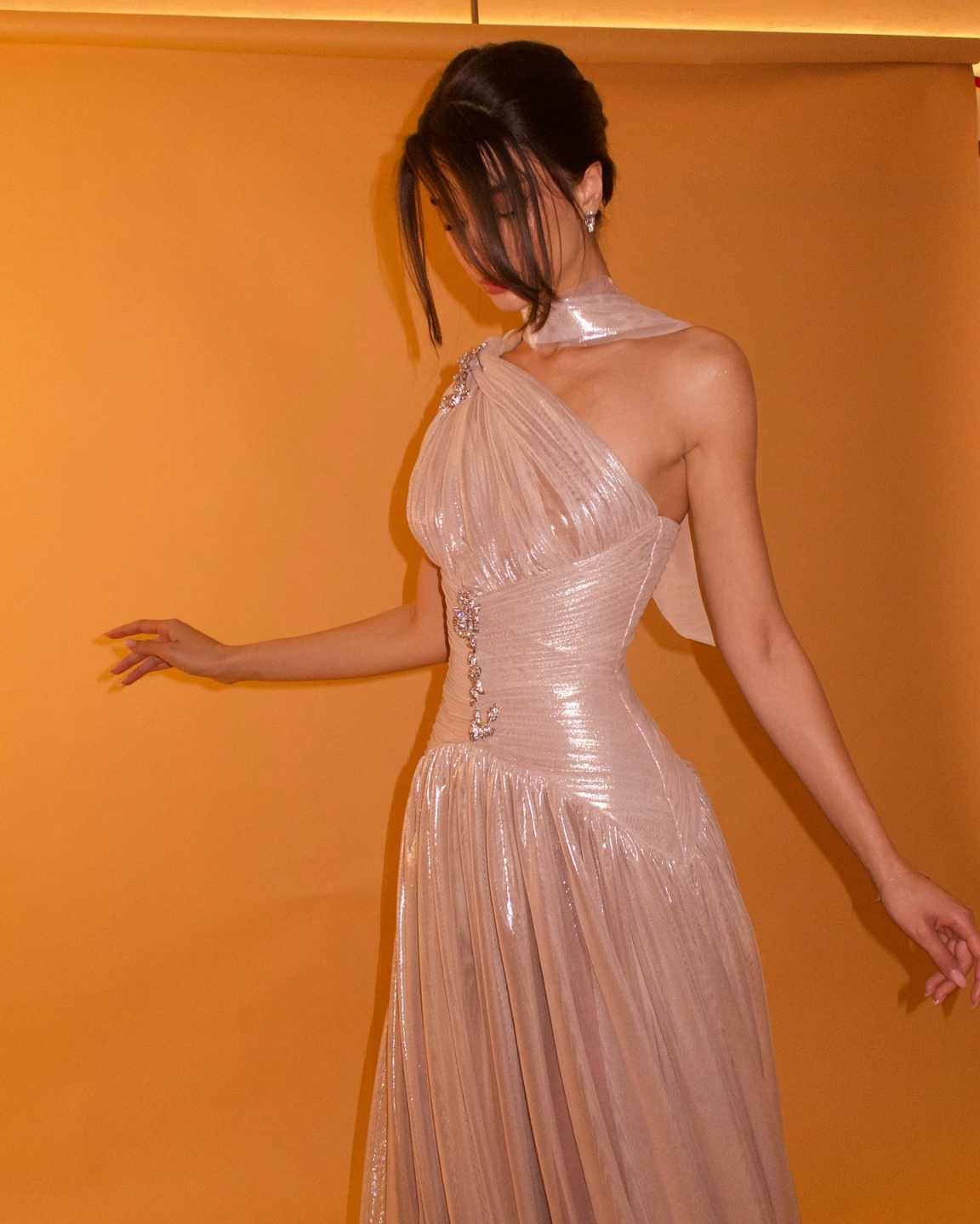 Elegantes, roségoldenes One-Shoulder-Abendkleid mit Schal und Faltenrock für Damen, ideal für Hochzeiten, Partys und Abschlussbälle