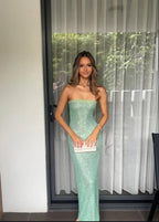 Funkelndes, sexy, trägerloses, rückenfreies Malachitkleid mit Schlitz – perfekt für den Abschlussball