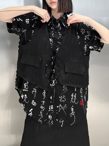 Blusas y camisas con solapas escalonadas, aberturas laterales, estampados, con cordones y dos bolsillos laterales falsos 