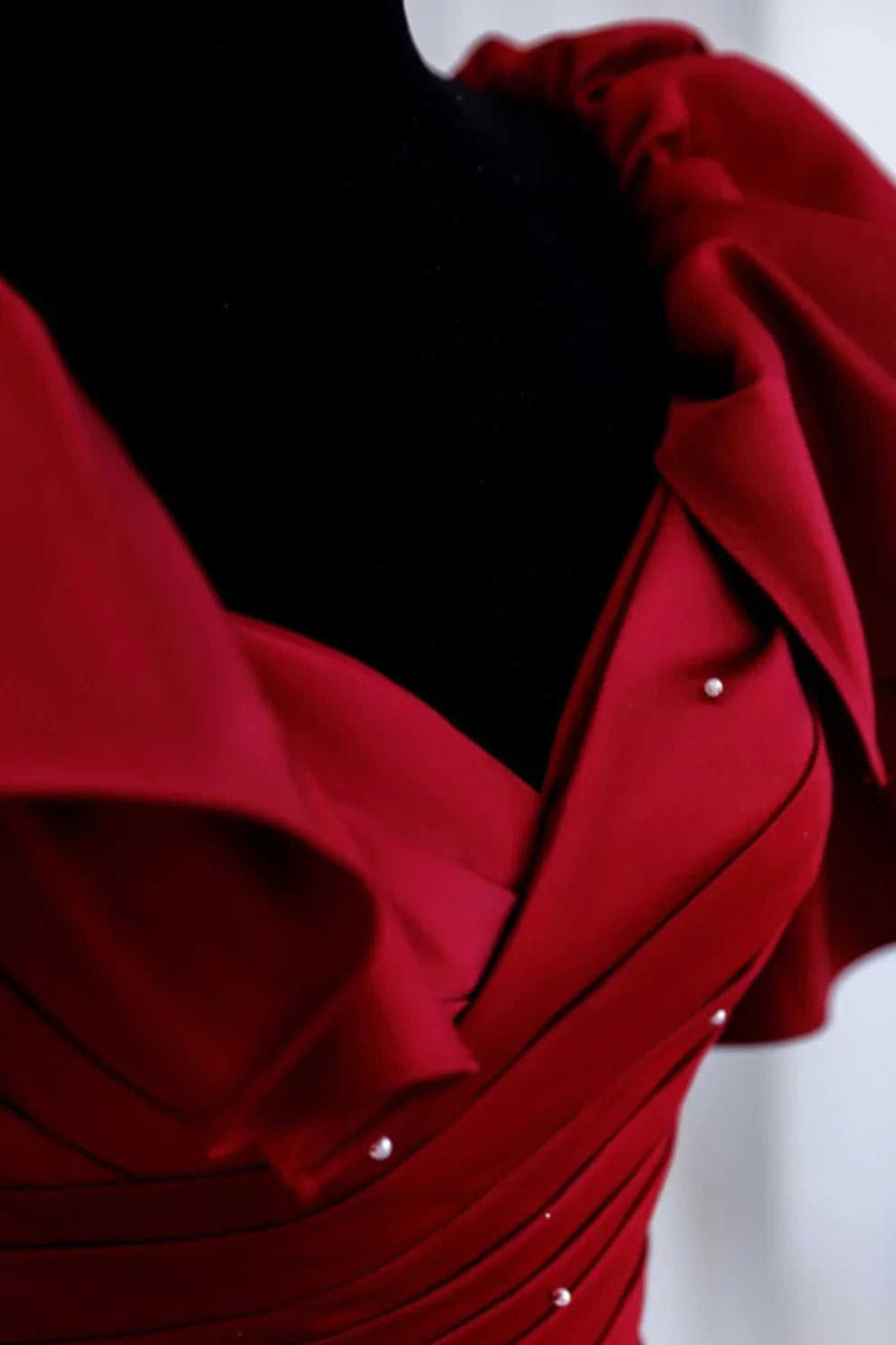 Burgunderrotes Vintage-Abendkleid aus Satin mit aufwendiger Perlenstickerei, A-Linie und Raffungen