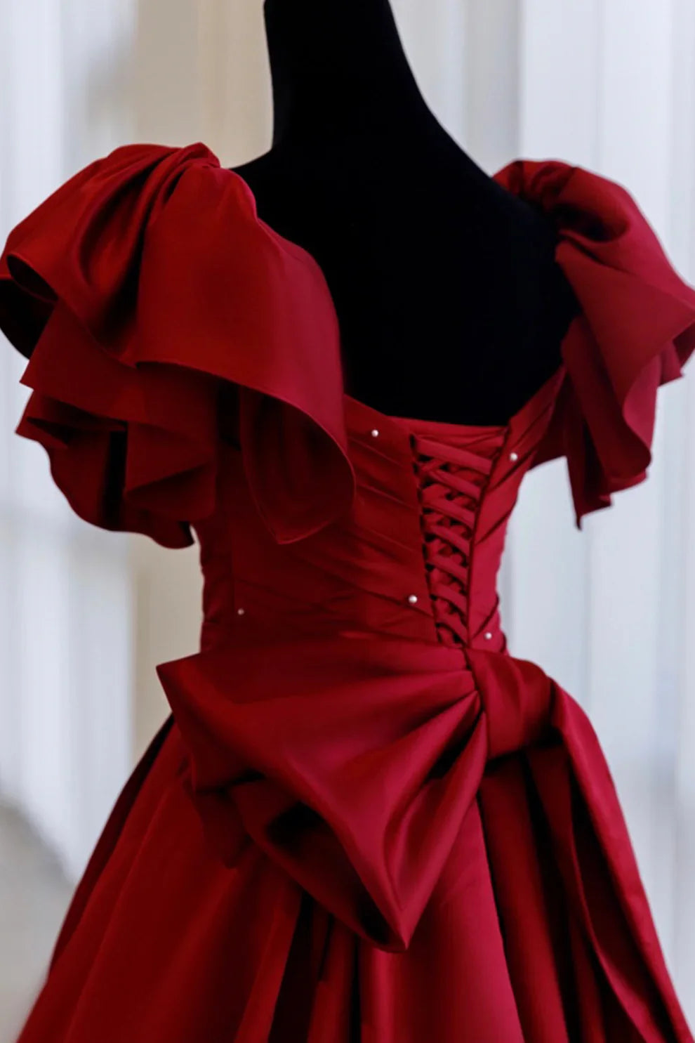 Burgunderrotes Vintage-Abendkleid aus Satin mit aufwendiger Perlenstickerei, A-Linie und Raffungen