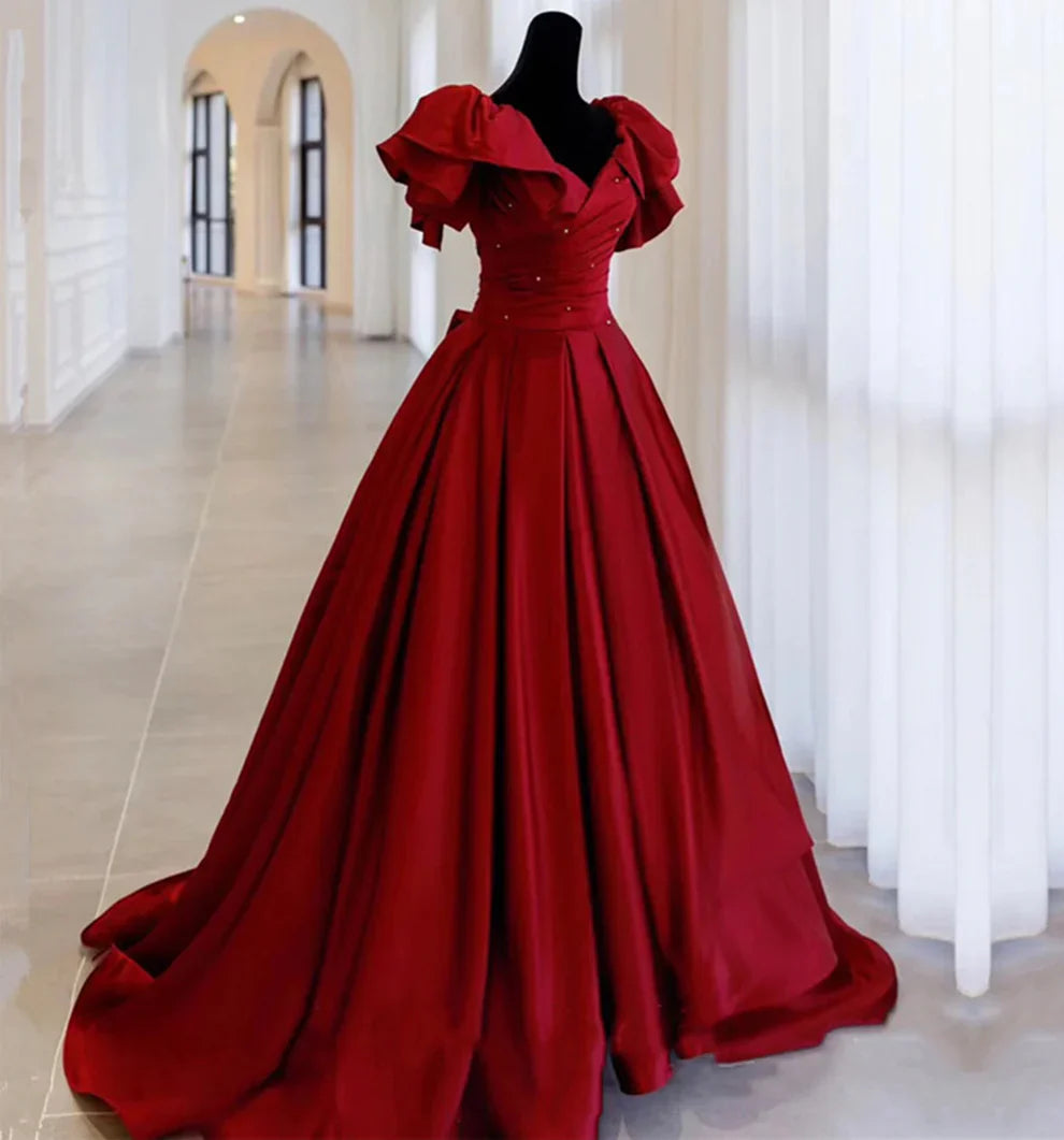 Burgunderrotes Vintage-Abendkleid aus Satin mit aufwendiger Perlenstickerei, A-Linie und Raffungen