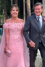 Elegantes vestidos de fiesta columna con mangas casquillo descubiertas en los hombros, decorados con perlas y flores